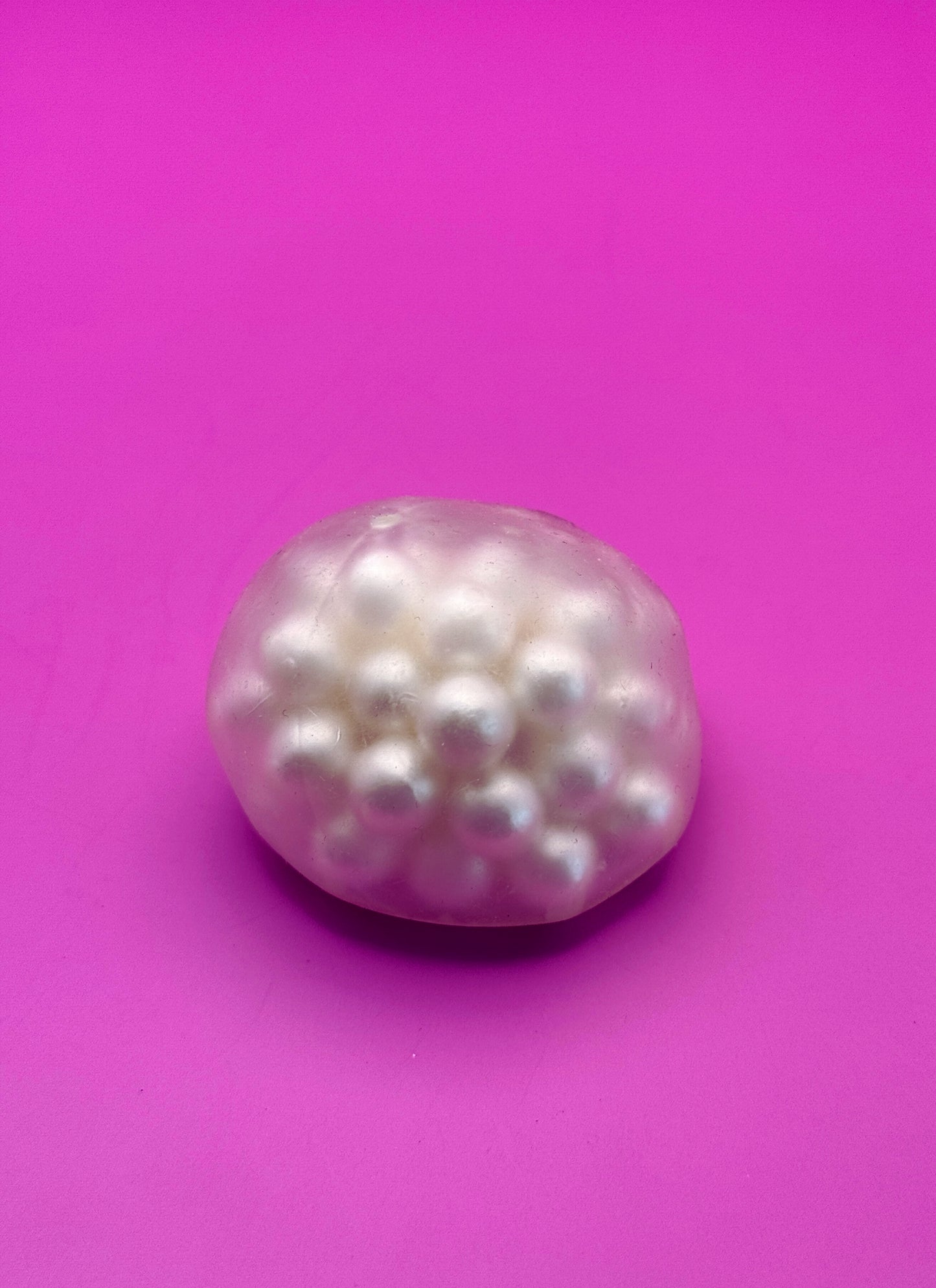 Squishy Knetball mit weißen Perlen
