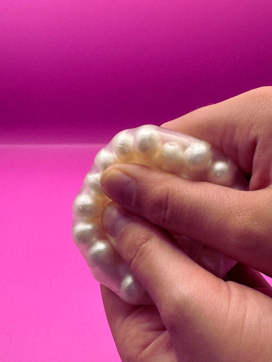 Squishy Knetball mit weißen Perlen