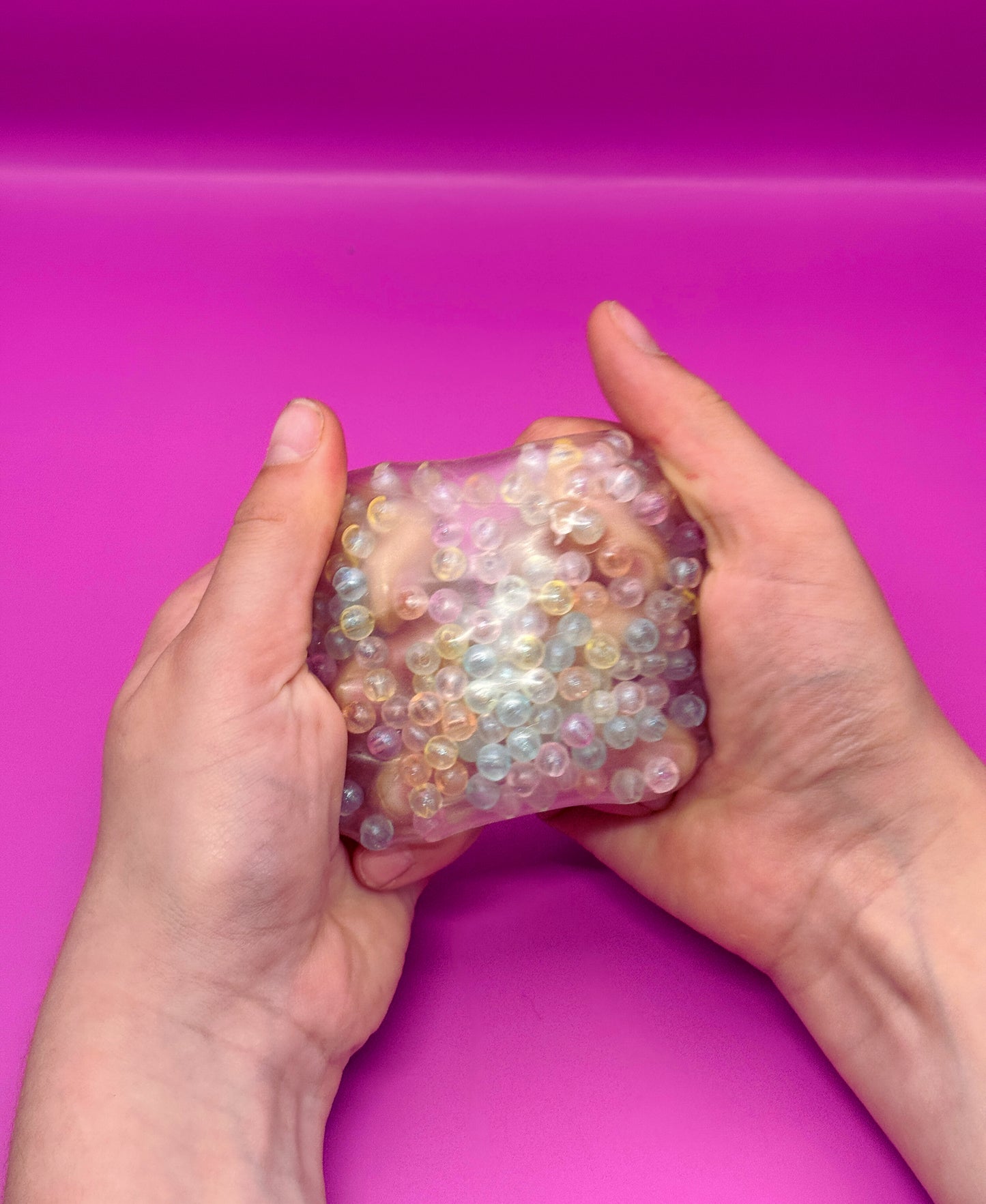 Squishy Knetball mit bunten Perlen