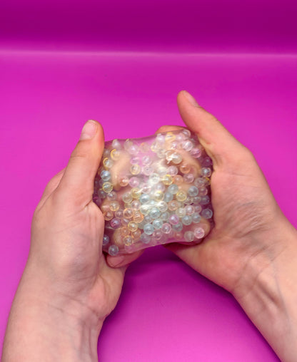 Squishy Knetball mit bunten Perlen